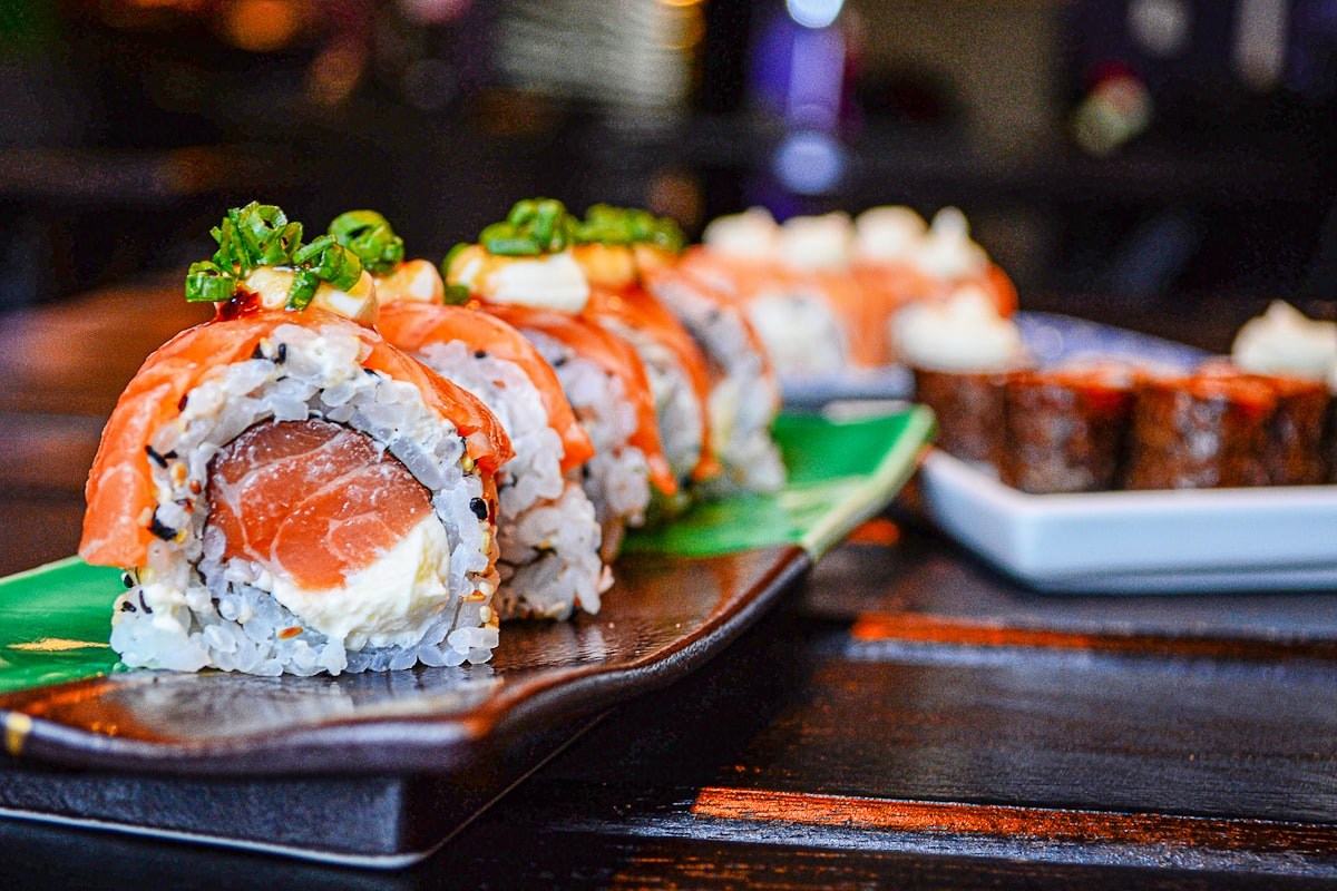 Plateau de sushi et maki colorés